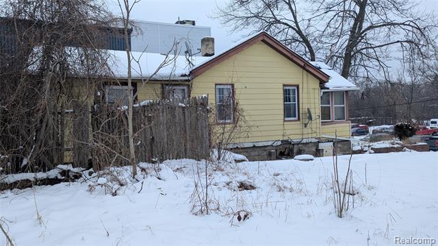 Builiding view twelve for 447 E Wilson, Pontiac, MI. 48341