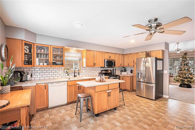 Builiding view eight for 3990 Cresthaven, Waterford, MI. 48328