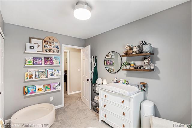 Builiding view eighteen for 3990 Cresthaven, Waterford, MI. 48328