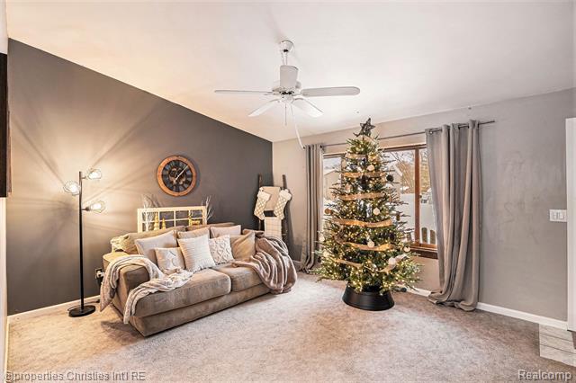 Builiding view five for 3990 Cresthaven, Waterford, MI. 48328