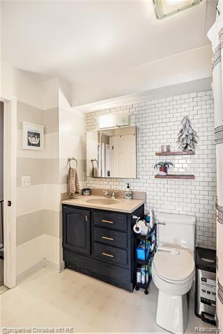 Builiding view fourteen for 3990 Cresthaven, Waterford, MI. 48328