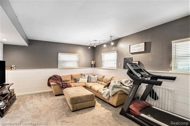 Builiding view nineteen for 3990 Cresthaven, Waterford, MI. 48328