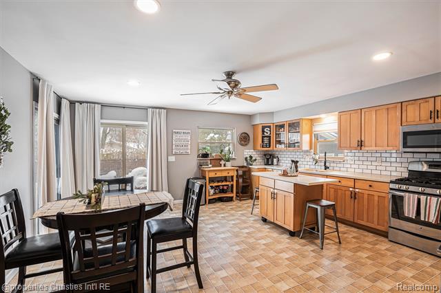 Builiding view seven for 3990 Cresthaven, Waterford, MI. 48328