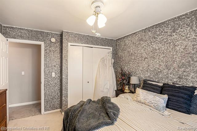 Builiding view sixteen for 3990 Cresthaven, Waterford, MI. 48328