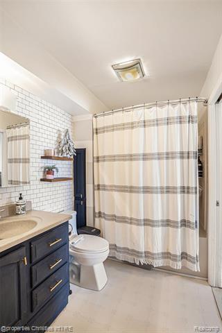 Builiding view thirteen for 3990 Cresthaven, Waterford, MI. 48328