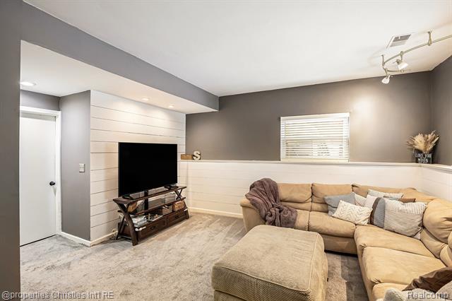 Builiding view twenty for 3990 Cresthaven, Waterford, MI. 48328