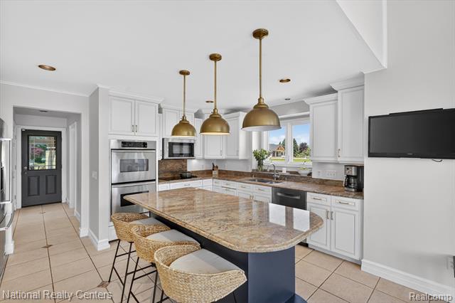 Builiding view fifteen for 1042 Saint Andrews, Highland, MI. 48357