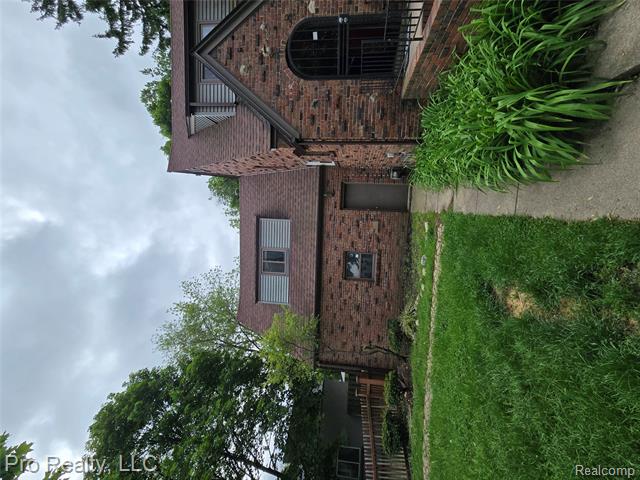 Builiding view one for 135 Wenonah, Pontiac, MI. 48341