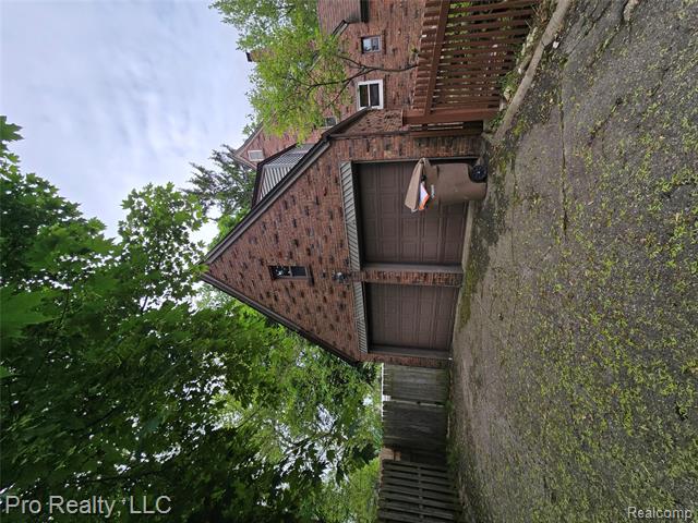 Builiding view two for 135 Wenonah, Pontiac, MI. 48341