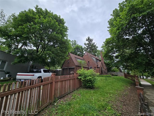 front view for 135 Wenonah Dr, Pontiac, Mi. 48341
