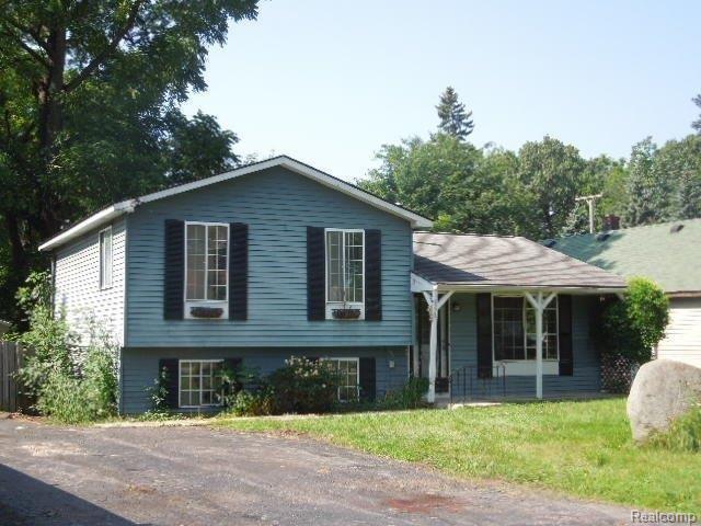 front view for 3851 Mapleleaf Rd, Waterford, Mi. 48328