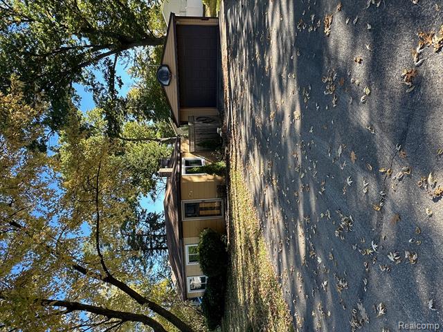 Builiding view nine for 941 Shoshone, Waterford, MI. 48327