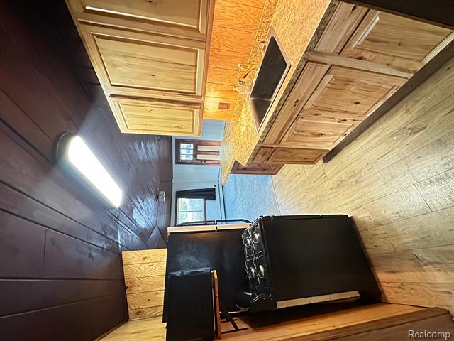 Builiding view three for 941 Shoshone, Waterford, MI. 48327