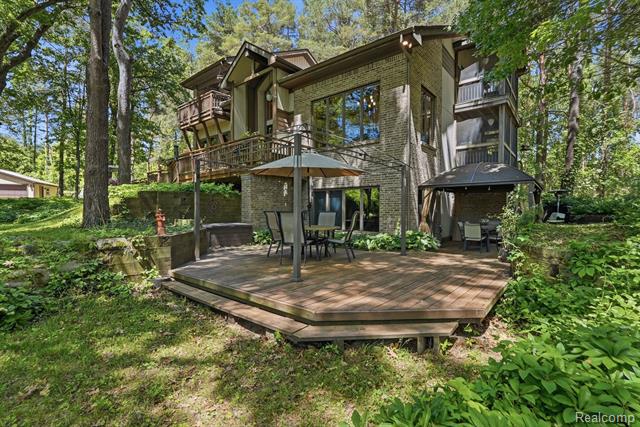 Builiding view five for 356 Avanti, Highland, MI. 48357