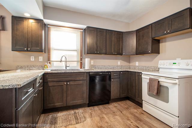 Builiding view eight for 5010 Cass Elizabeth, Waterford, MI. 48327