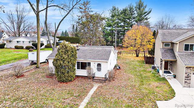 Builiding view eighteen for 5010 Cass Elizabeth, Waterford, MI. 48327