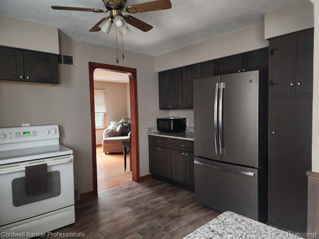 Builiding view nine for 5010 Cass Elizabeth, Waterford, MI. 48327