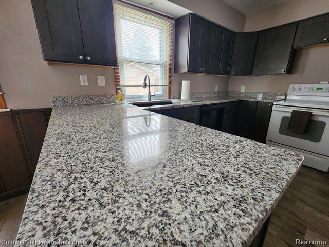 Builiding view seven for 5010 Cass Elizabeth, Waterford, MI. 48327