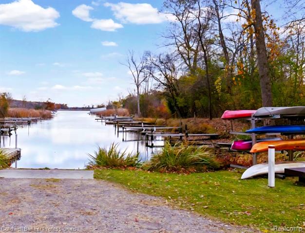 Builiding view twenty for 5010 Cass Elizabeth, Waterford, MI. 48327