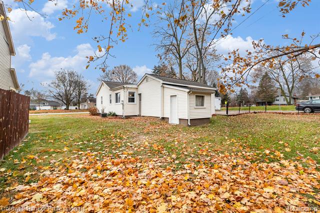 Builiding view two for 5010 Cass Elizabeth, Waterford, MI. 48327