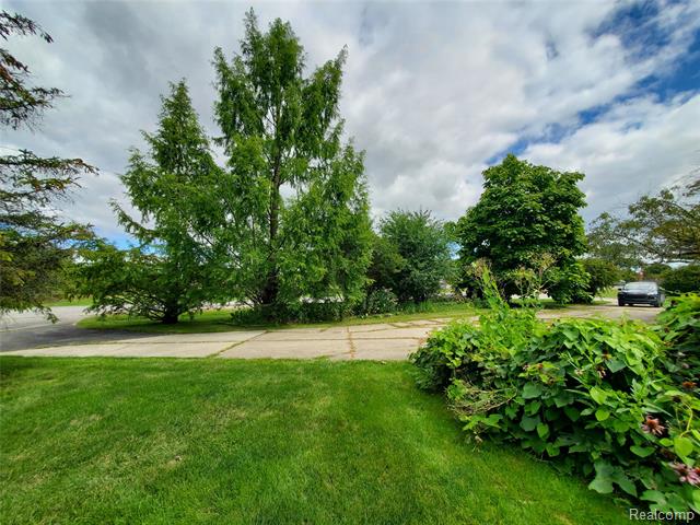 Builiding view forty for 8276 Appleway, Grand Blanc, MI. 48439