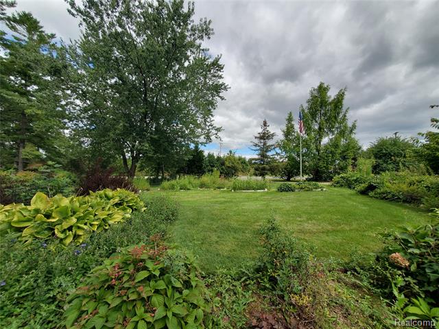 Builiding view four for 8276 Appleway, Grand Blanc, MI. 48439