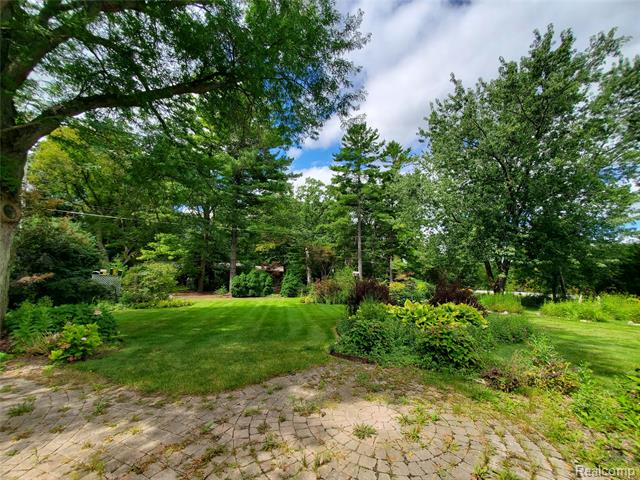 Builiding view thirty nine for 8276 Appleway, Grand Blanc, MI. 48439