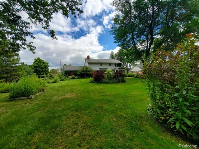 Builiding view thirty seven for 8276 Appleway, Grand Blanc, MI. 48439