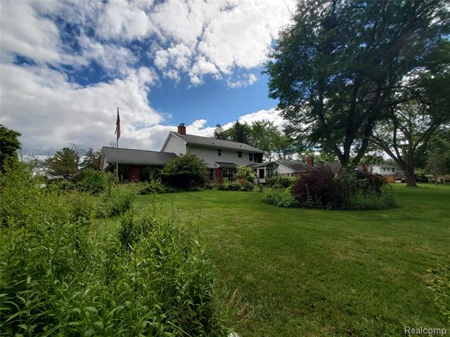 Builiding view three for 8276 Appleway, Grand Blanc, MI. 48439