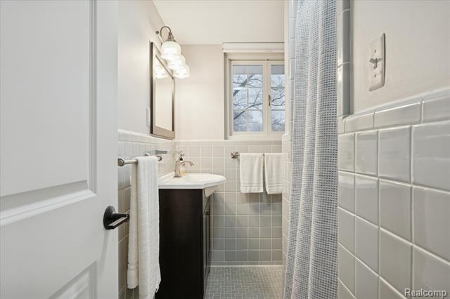 Builiding view fifteen for 30609 Inkster, Franklin, MI. 48025