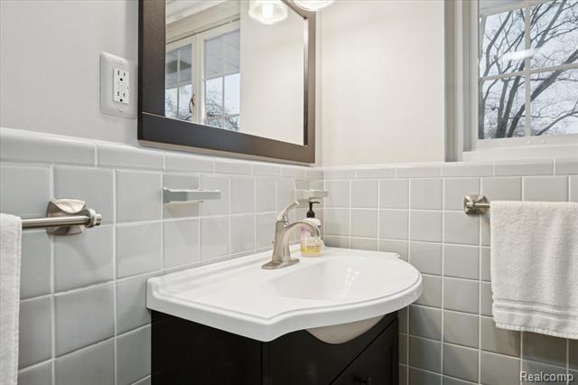 Builiding view sixteen for 30609 Inkster, Franklin, MI. 48025