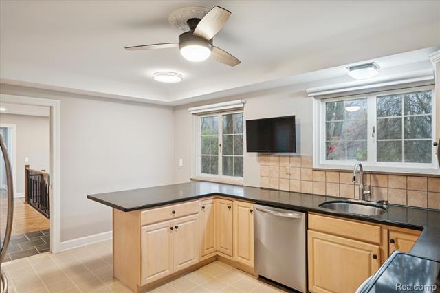 Builiding view ten for 30609 Inkster, Franklin, MI. 48025