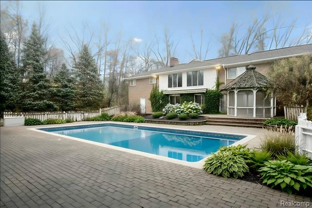 Builiding view thirty three for 30609 Inkster, Franklin, MI. 48025