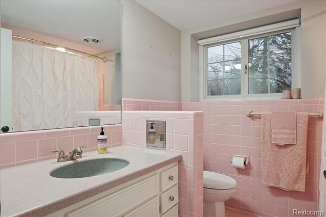 Builiding view twenty four for 30609 Inkster, Franklin, MI. 48025