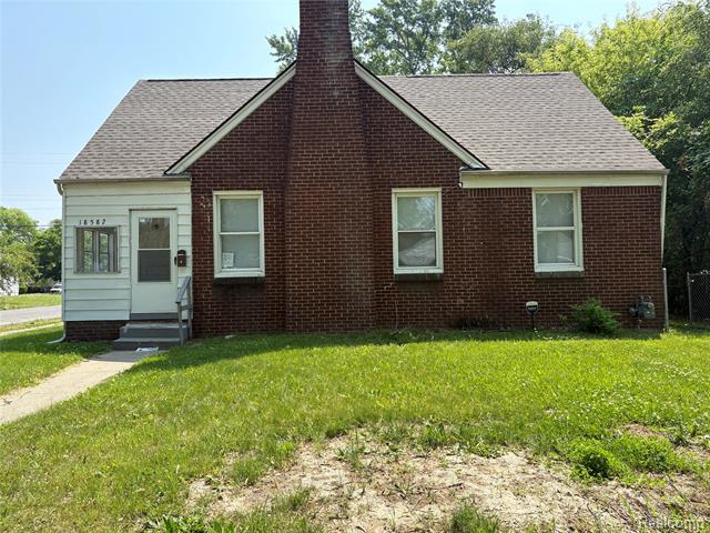 front view picture of 18582 Edinborough Road, Detroit, MI. 48219