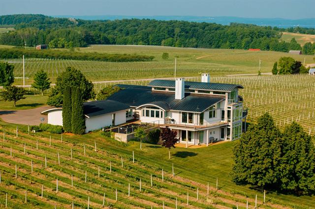 Builiding view seventy two for 2721 Nelson, Traverse City, MI. 49686