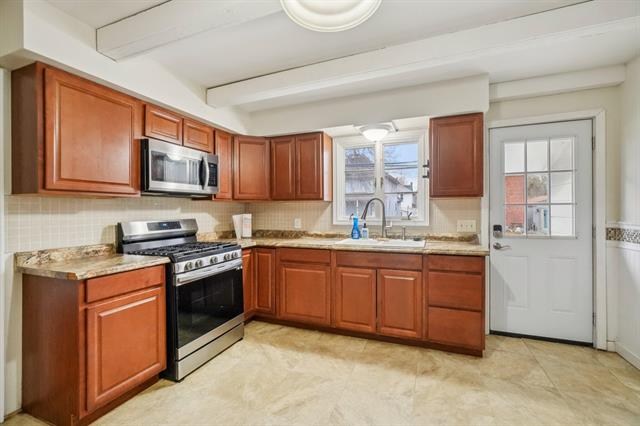 Builiding view seven for 424 4Th, Monroe, MI. 48161