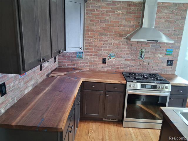 Builiding view eight for 160 Chippewa, Pontiac, MI. 48341