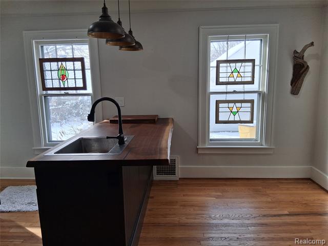 Builiding view five for 160 Chippewa, Pontiac, MI. 48341