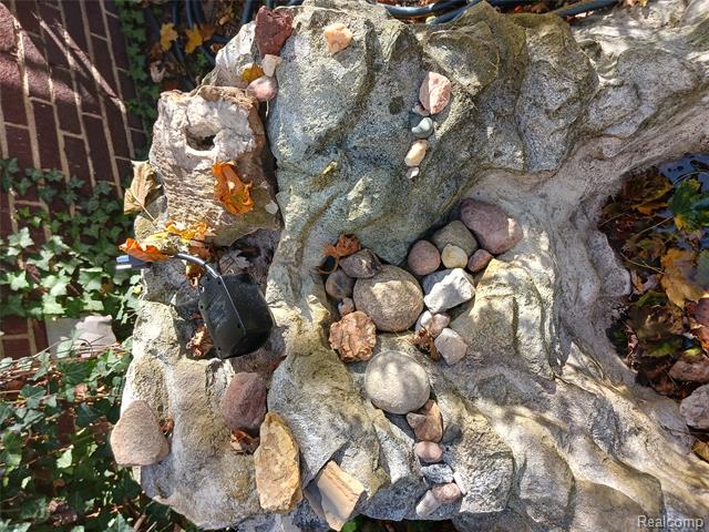 Builiding view forty five for 160 Chippewa, Pontiac, MI. 48341