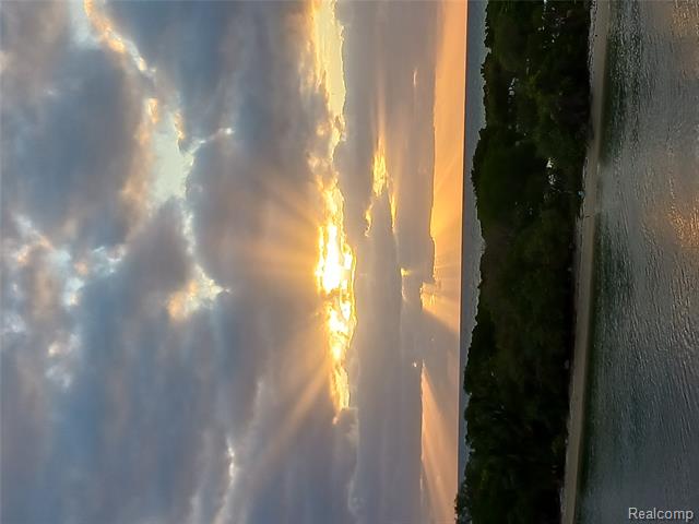 Builiding view fourteen for 160 Chippewa, Pontiac, MI. 48341