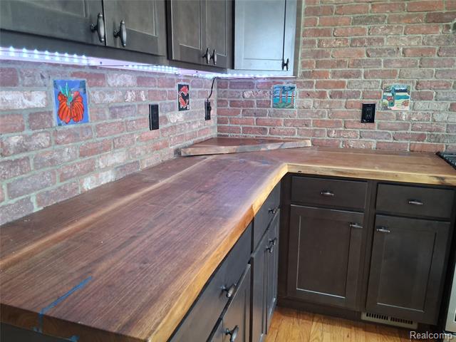 Builiding view seven for 160 Chippewa, Pontiac, MI. 48341