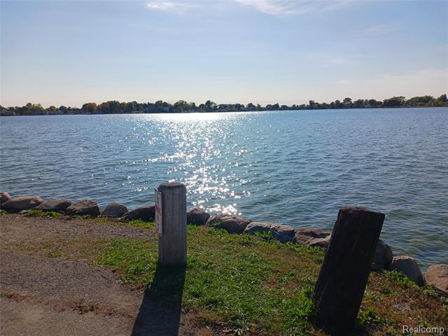 Builiding view thirteen for 160 Chippewa, Pontiac, MI. 48341