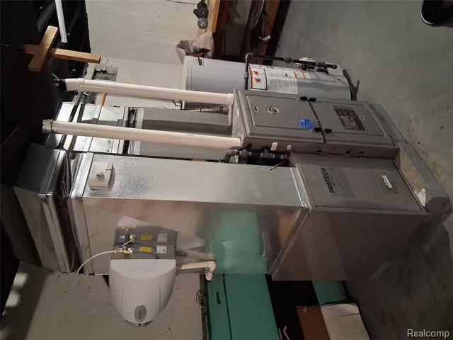 Builiding view thirty five for 160 Chippewa, Pontiac, MI. 48341