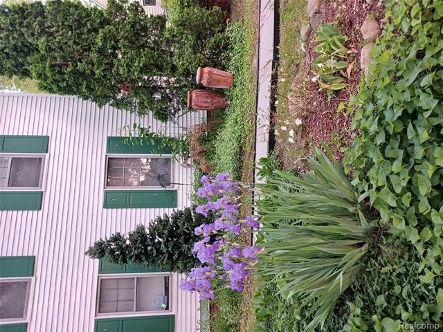 Builiding view thirty seven for 160 Chippewa, Pontiac, MI. 48341