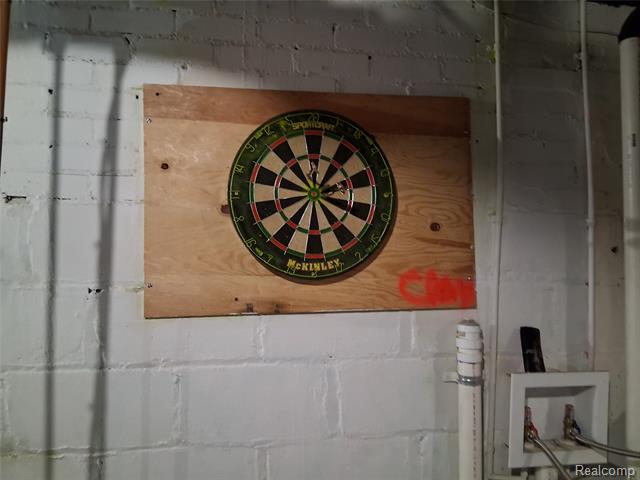 Builiding view thirty three for 160 Chippewa, Pontiac, MI. 48341