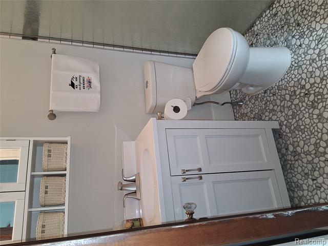 Builiding view twenty five for 160 Chippewa, Pontiac, MI. 48341