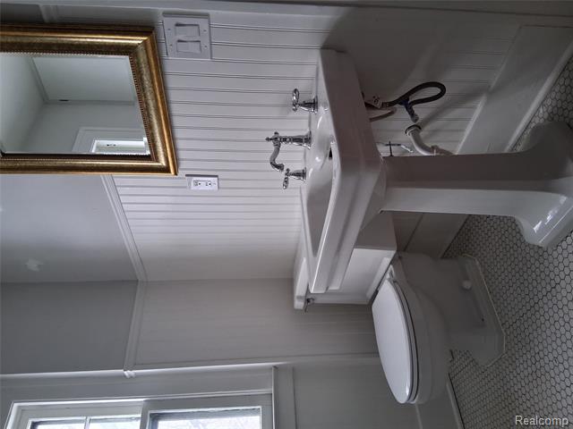 Builiding view twenty for 160 Chippewa, Pontiac, MI. 48341