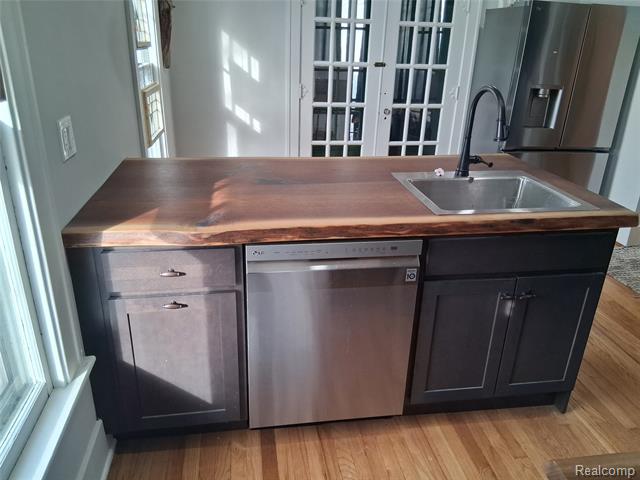 Builiding view two for 160 Chippewa, Pontiac, MI. 48341