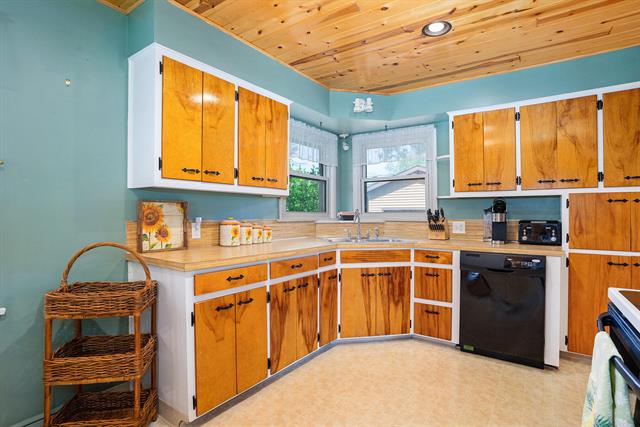 Builiding view ten for 1018 Ruddiman, Muskegon, MI. 49445